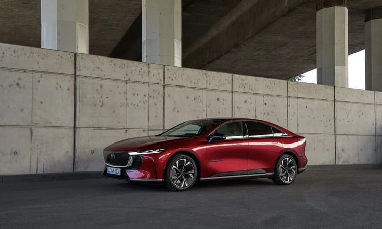 Mazda renueva su logo: adiós al cromado, bienvenida la simplicidad y la electrificación 2 Mazda 6e 100.jpeg