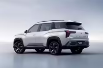 Mitsubishi Destinator detras