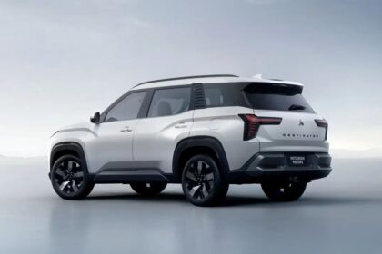 Mitsubishi Destinator detras
