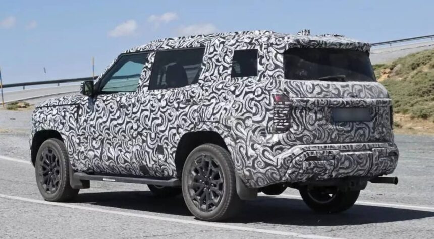 Mitsubishi Montero 2027 espia 0001