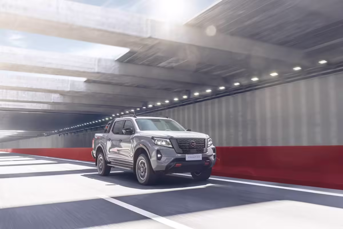 El color de carro favorito de los colombianos en 2025: Nissan revela datos sorprendentes 2 4. Frontier gris