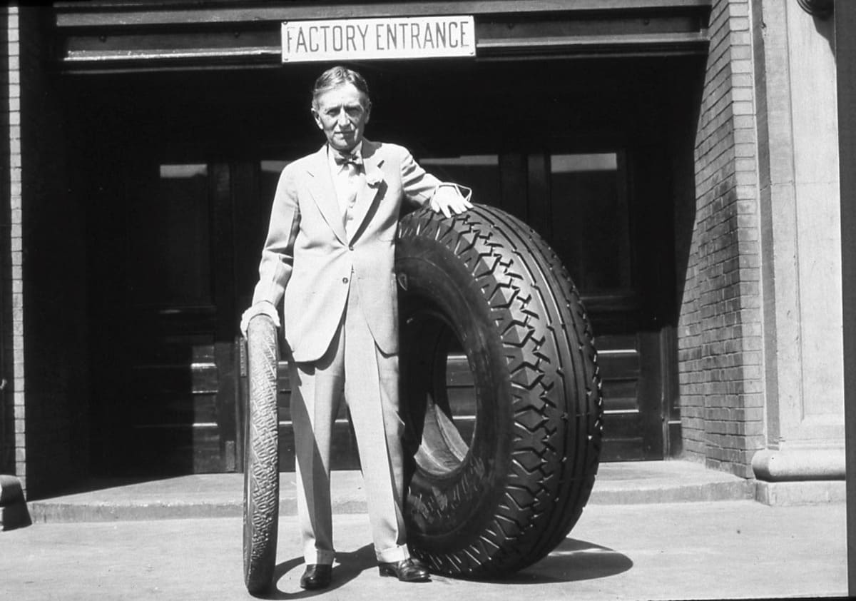 Firestone celebra su 125 aniversario: legado, innovación y una ruta hacia el futuro 3 Harvey Firestone Sr. with original Firestone non skid tire and large tire Akron Factory 1926 1930