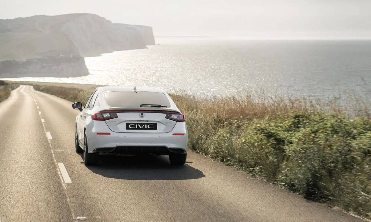Honda Civic 2026: Rediseño del compacto japonés que no se rinde 2 Honda Civic 2026 por detras