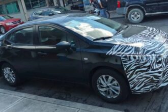 Nissan versa 2026 camuflado