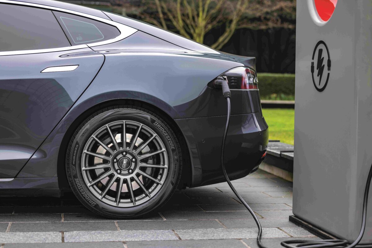 ¿Por qué los vehículos eléctricos necesitan llantas especiales? 2 Bridgestone Turanza EV Tesla Charging
