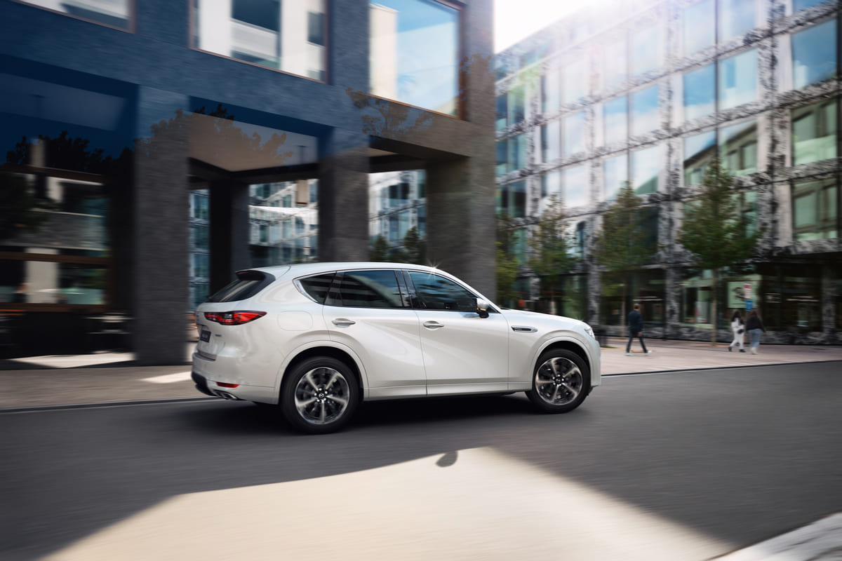 Nueva Mazda CX-60 Híbrida Enchufable PHEV ya en Colombia 2 CX 60 GERLHD C101 EXT RQ White High Japanese Premium WhiteLeather City