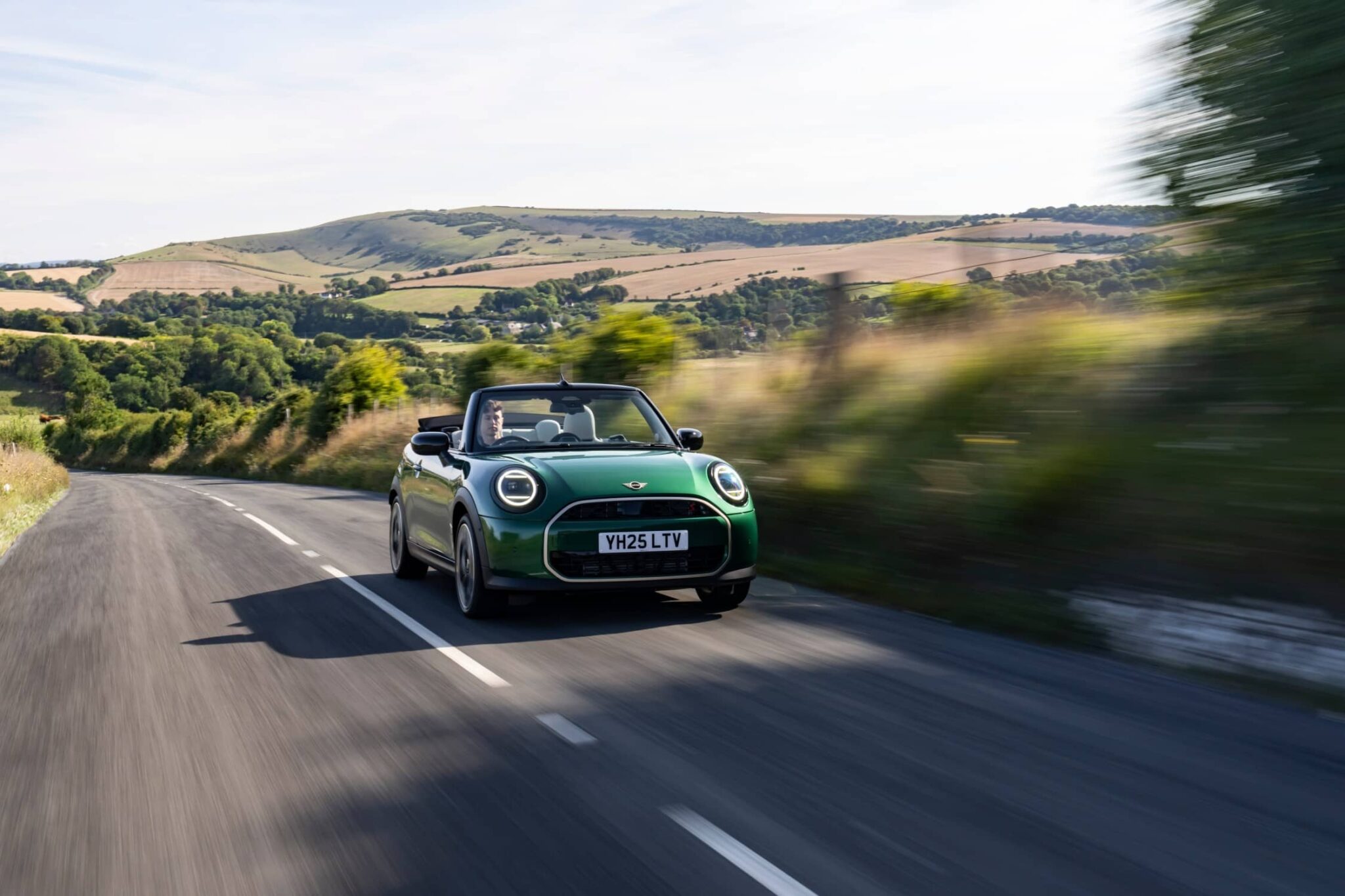 P90619415 lowRes the mini cooper conv