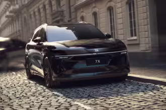 25EM RHD 7X Lifestyle 79 1