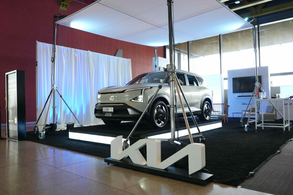 Kia Street Icons llevó el estilo urbano de Bogotá a Bogotá Fashion Week 2026 y redefinió la relación entre moda y movilidad 2 Estudio Kia en BFW