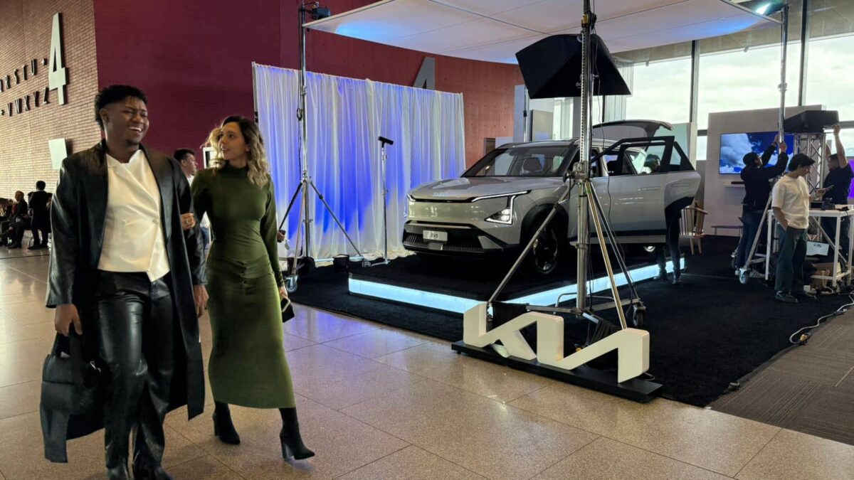 Kia Street Icons llevó el estilo urbano de Bogotá a Bogotá Fashion Week 2026 y redefinió la relación entre moda y movilidad 3 Estudio Kia en BFW 2