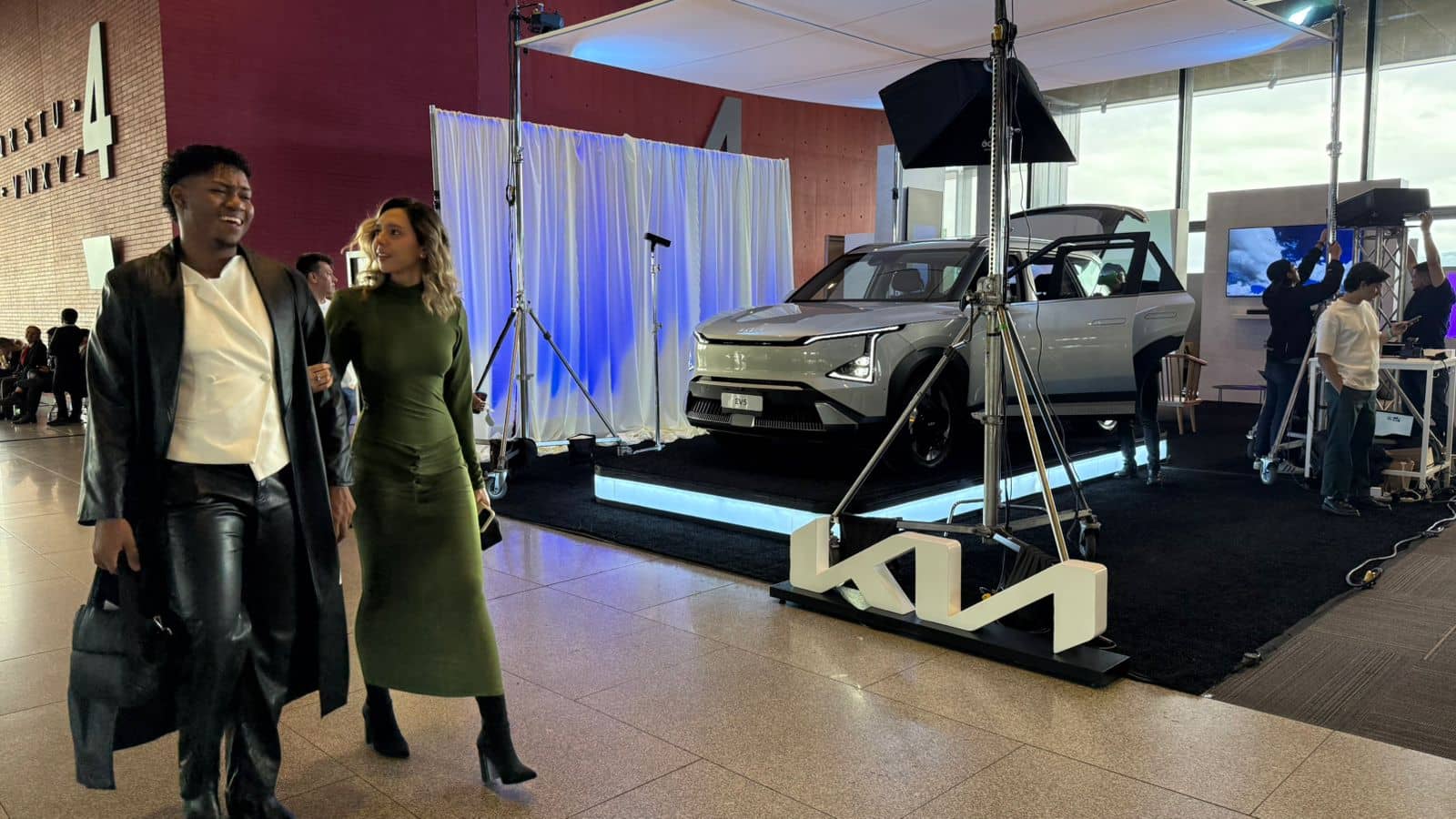 Kia Street Icons llevó el estilo urbano de Bogotá a Bogotá Fashion Week 2026 y redefinió la relación entre moda y movilidad 1 Estudio Kia en BFW 2