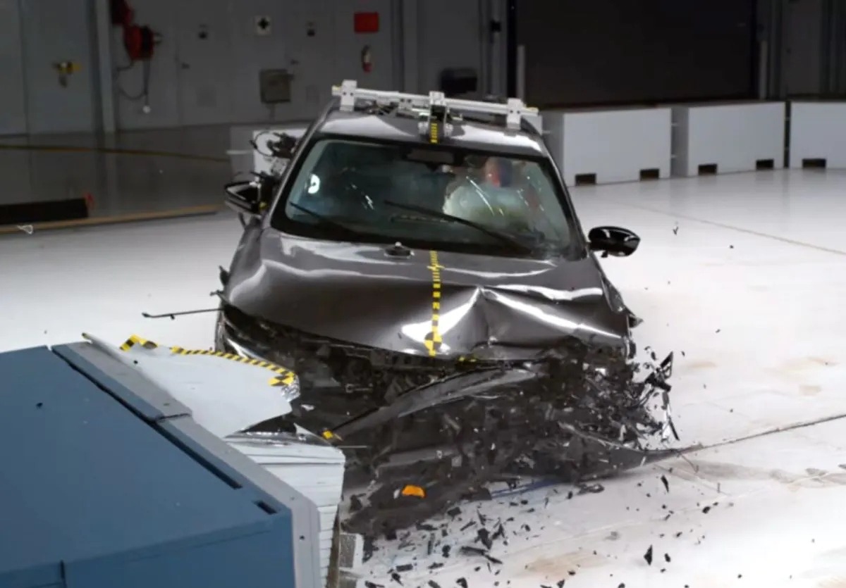 Nissan Sentra 2027 IIHS 001