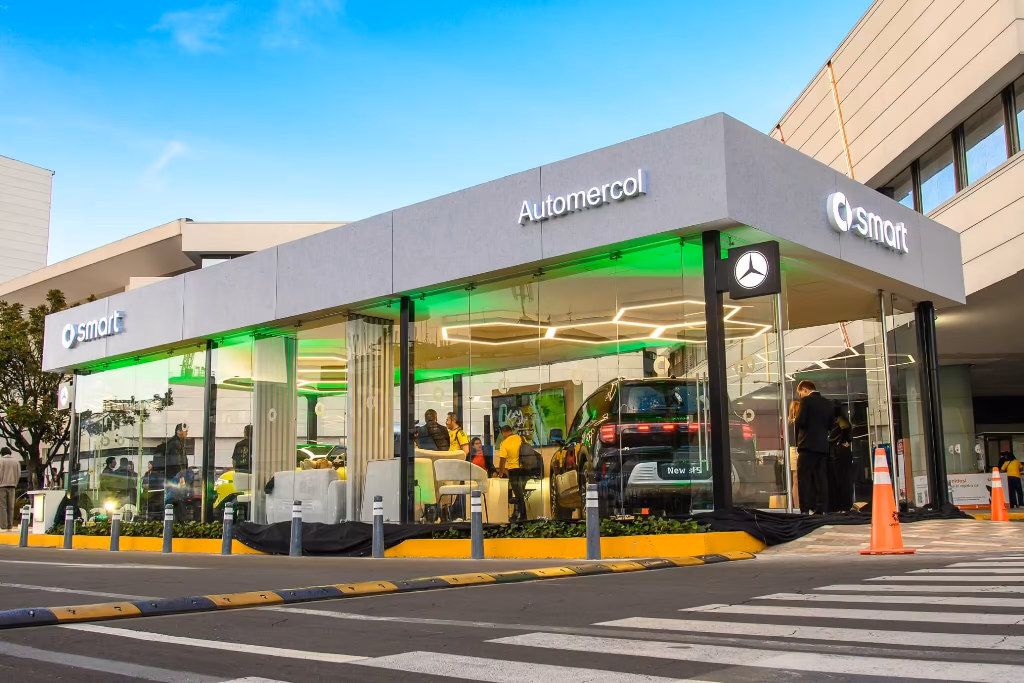 Automercol inaugura vitrina smart en Unicentro