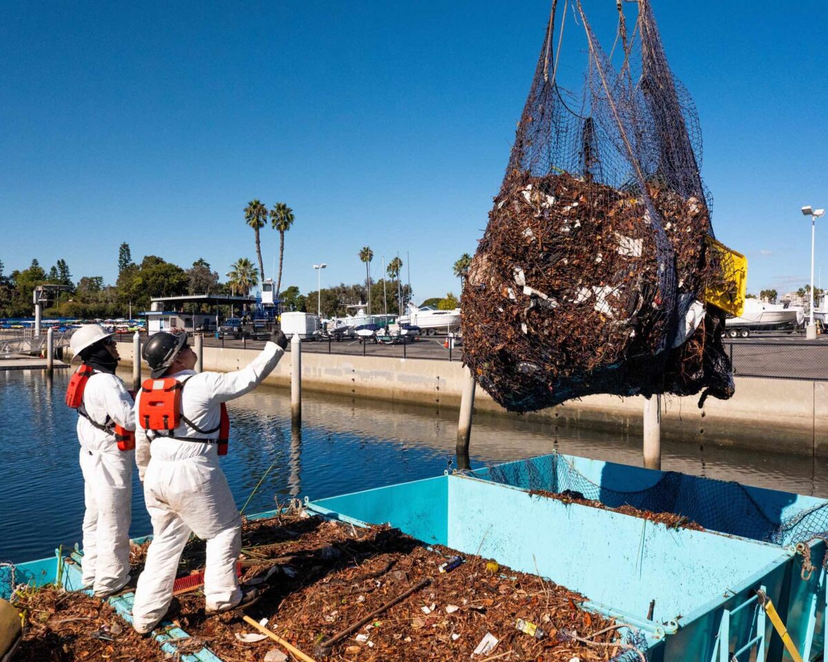 Kia y The Ocean Cleanup aceleran la lucha contra los plásticos en Los Ángeles 3 Flush offload onboard Interceptor 007