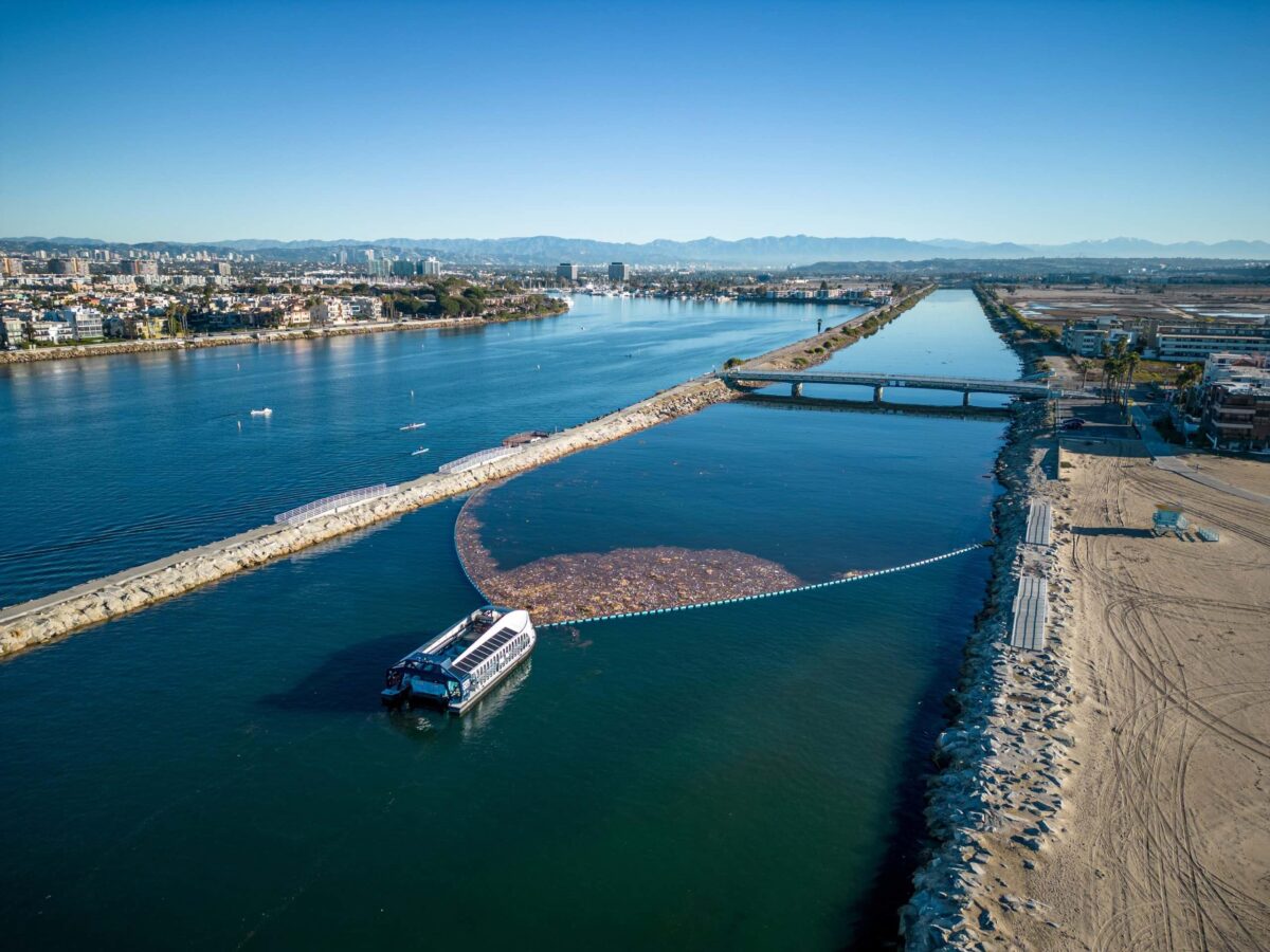 Kia y The Ocean Cleanup aceleran la lucha contra los plásticos en Los Ángeles 2 Interceptor 007 in Ballona Creek