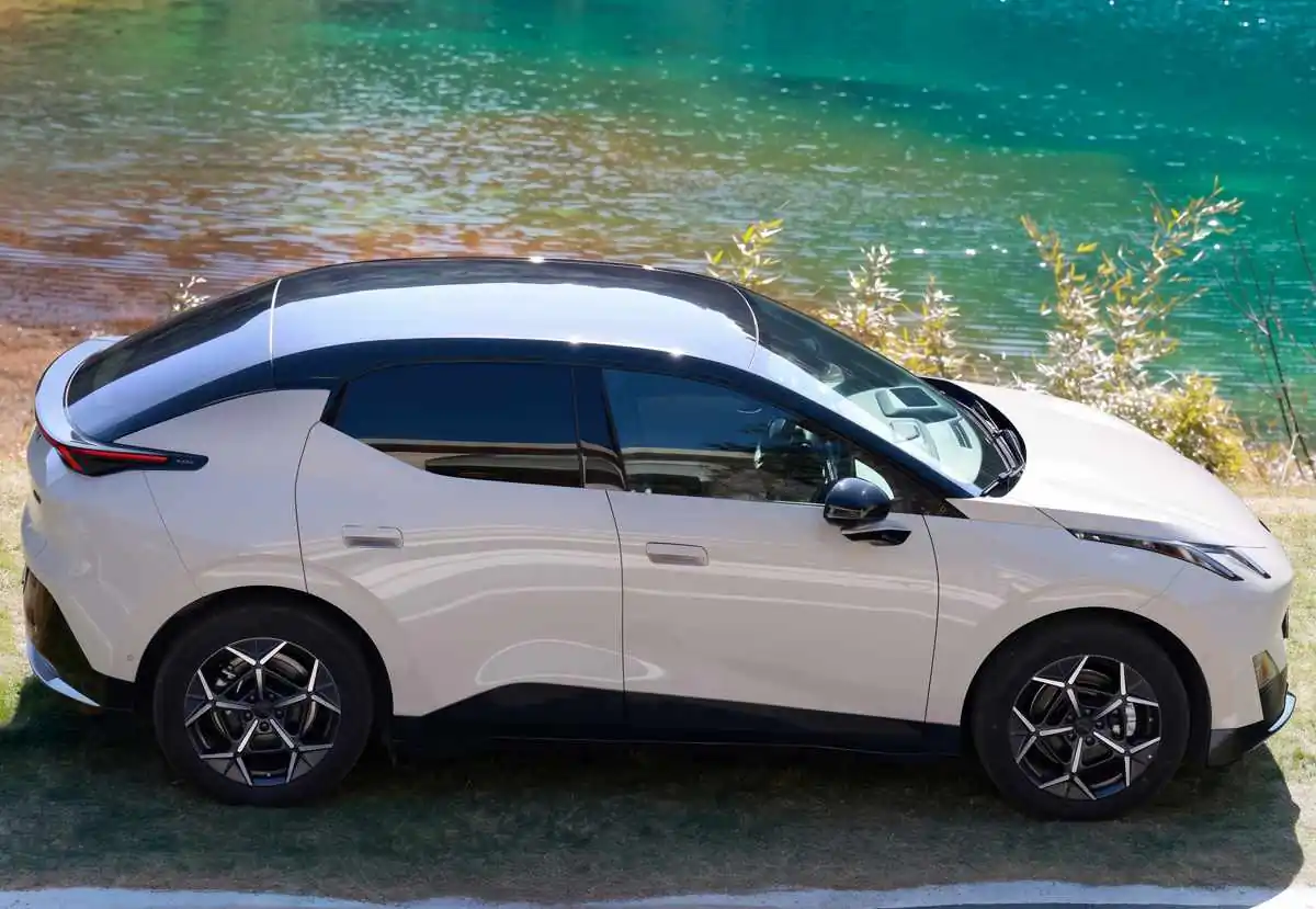 LYNK Y CO 02