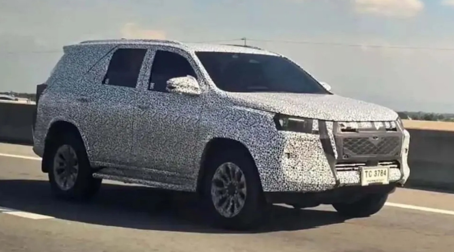 Toyota Fortuner SW4 2027: las primeras fotos revelan del SUV renovado y una posible sorpresa bajo el capó 1 Toyota fortuner SW4 2027 camuflada 002